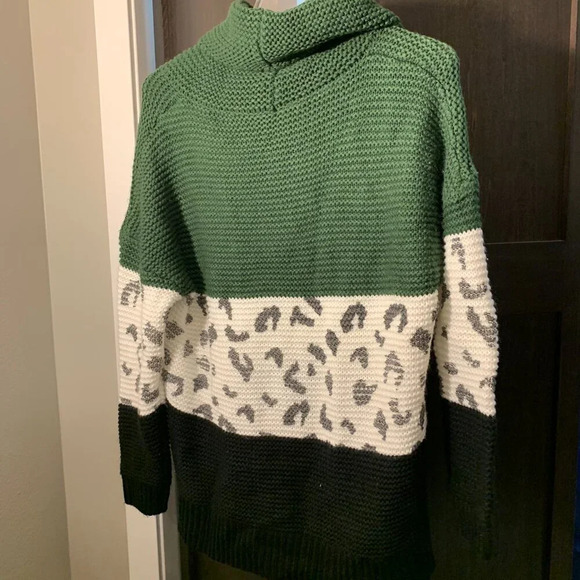 Sweater - Black/Green and white/gray chetah print - Picture 3 of 4